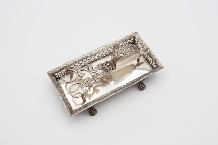 Bandeja com gradinha e tesoura de morrões em prata e flores em alto relevo